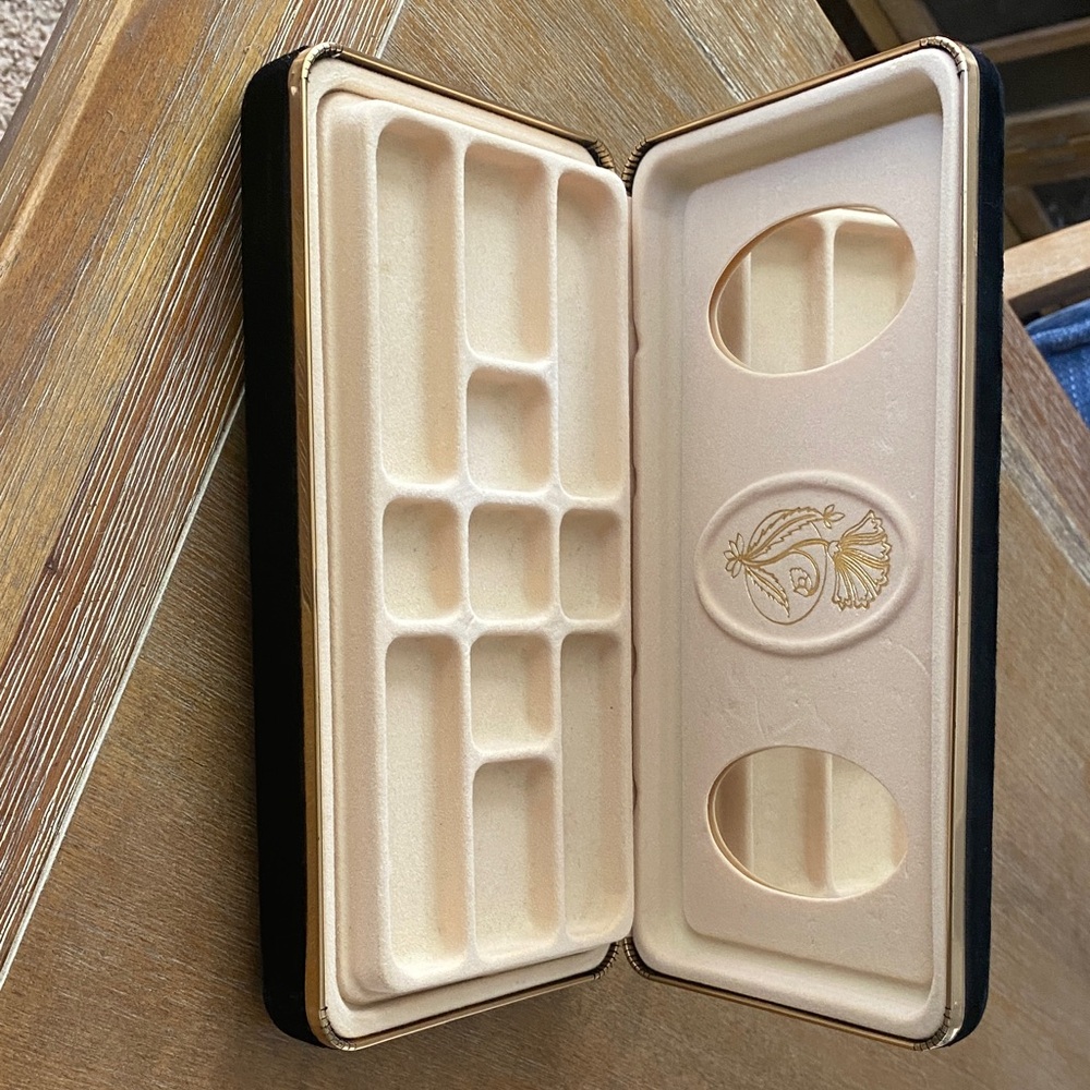 Vintage Jewelry Travel Case - Cream Interior, Black Exterior